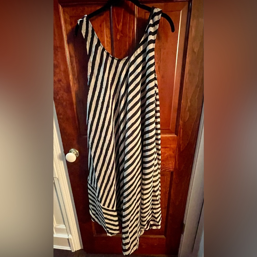 New sleeveless white and black stripe flirty flowy dress (One Size)